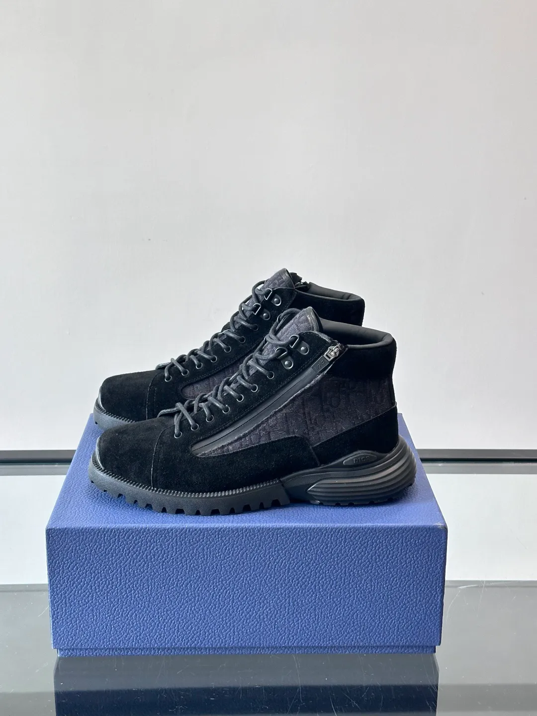 p600 "Dio＊" Combat Oblique high-top sneakers, black glossy leather + Oblique presbyopic canvas splicing, low-key luxury and super recognizable. The EVA sole is lightweight and cushioned, making it comfortable for daily wear or long walks. The high-top design is perfect for support, and the tongue and sole have the "DIOR" logo. You must pay attention to details! Whether it is casual or urban style, it can be easily controlled. It is a high-end luxury item that combines fashion and function. It is a popular choice for men's shoes size: 39-44 (38.45 customized)